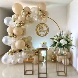 decoracion de eventos aro y tres mesas doradas