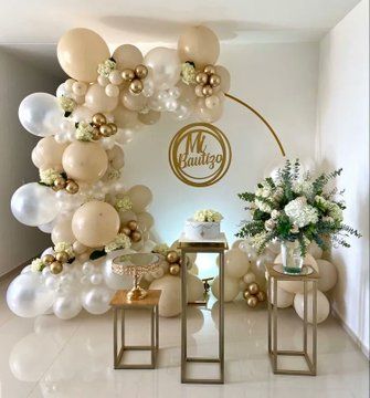 decoracion de eventos aro y tres mesas doradas