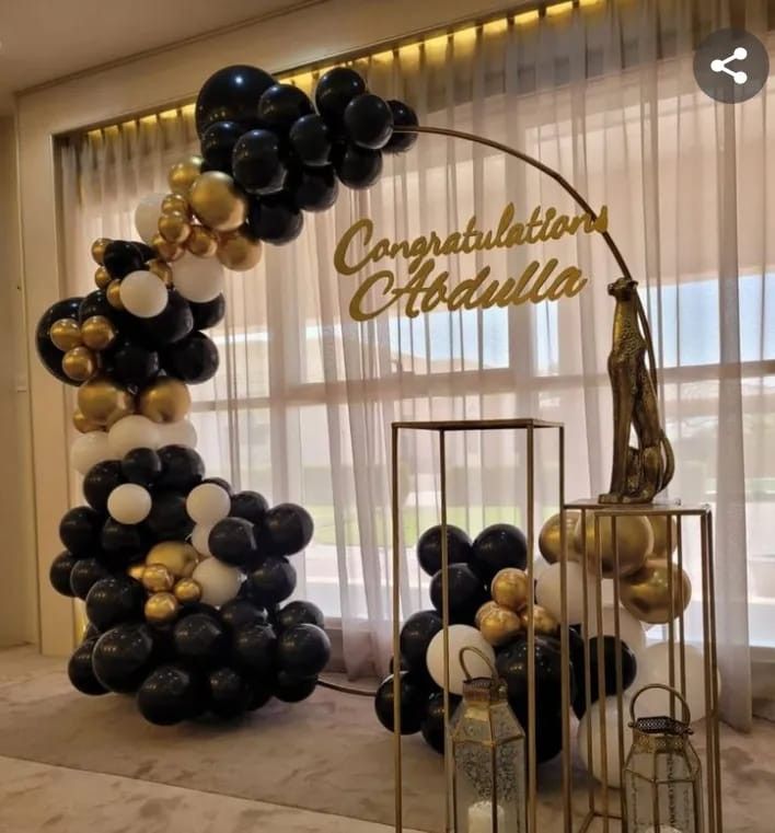 decoracion de eventos aro y dos mesas doradas