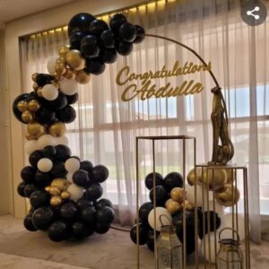 decoracion de eventos aro y dos mesas doradas