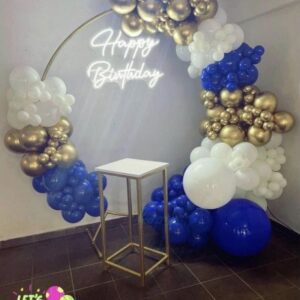 decoracion aro dorado y una mesa dorada